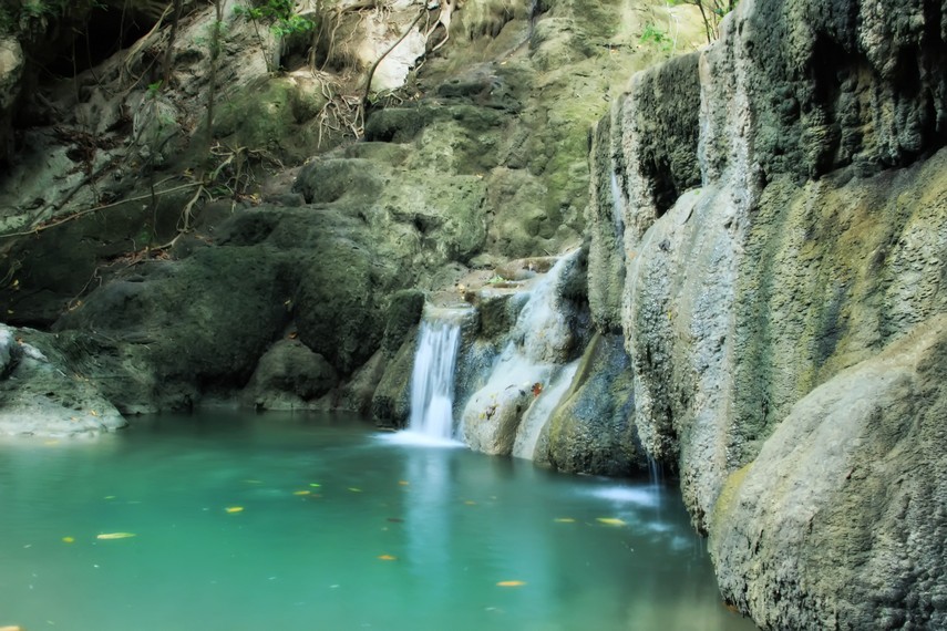 Pesona Kealamian Air Terjun Sengalo di Desa Manud Jaya